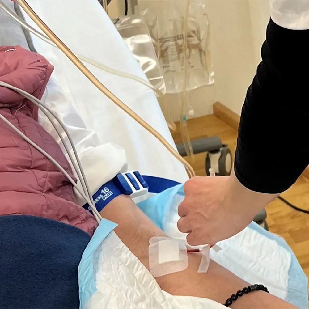 Junge Frau während einer Infusionsbehandlung