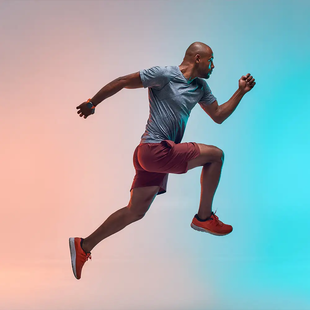 Athelitischer Mann während dem Sprinten