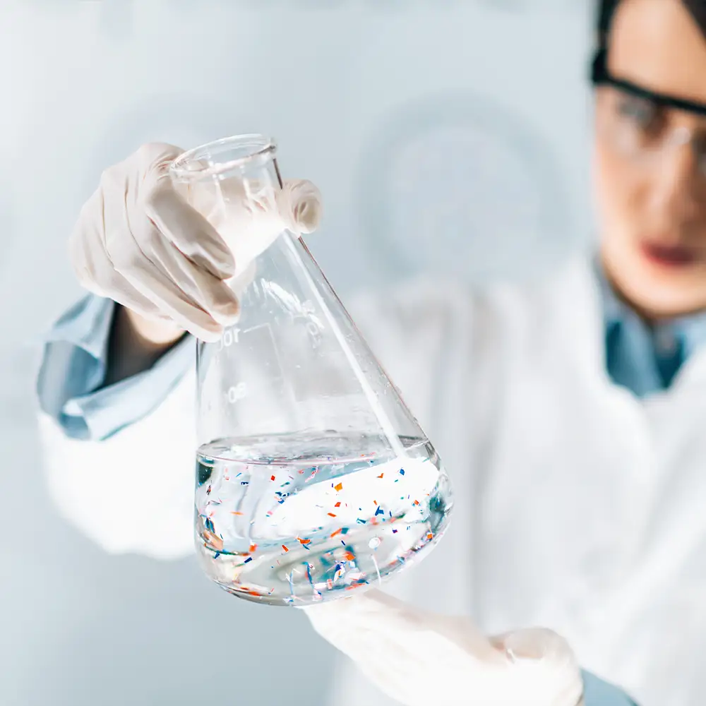 Mikroplastikpartikel in einer Wasserprobe