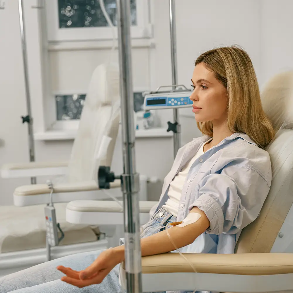 Junge Frau während einer Infusionsbehandlung