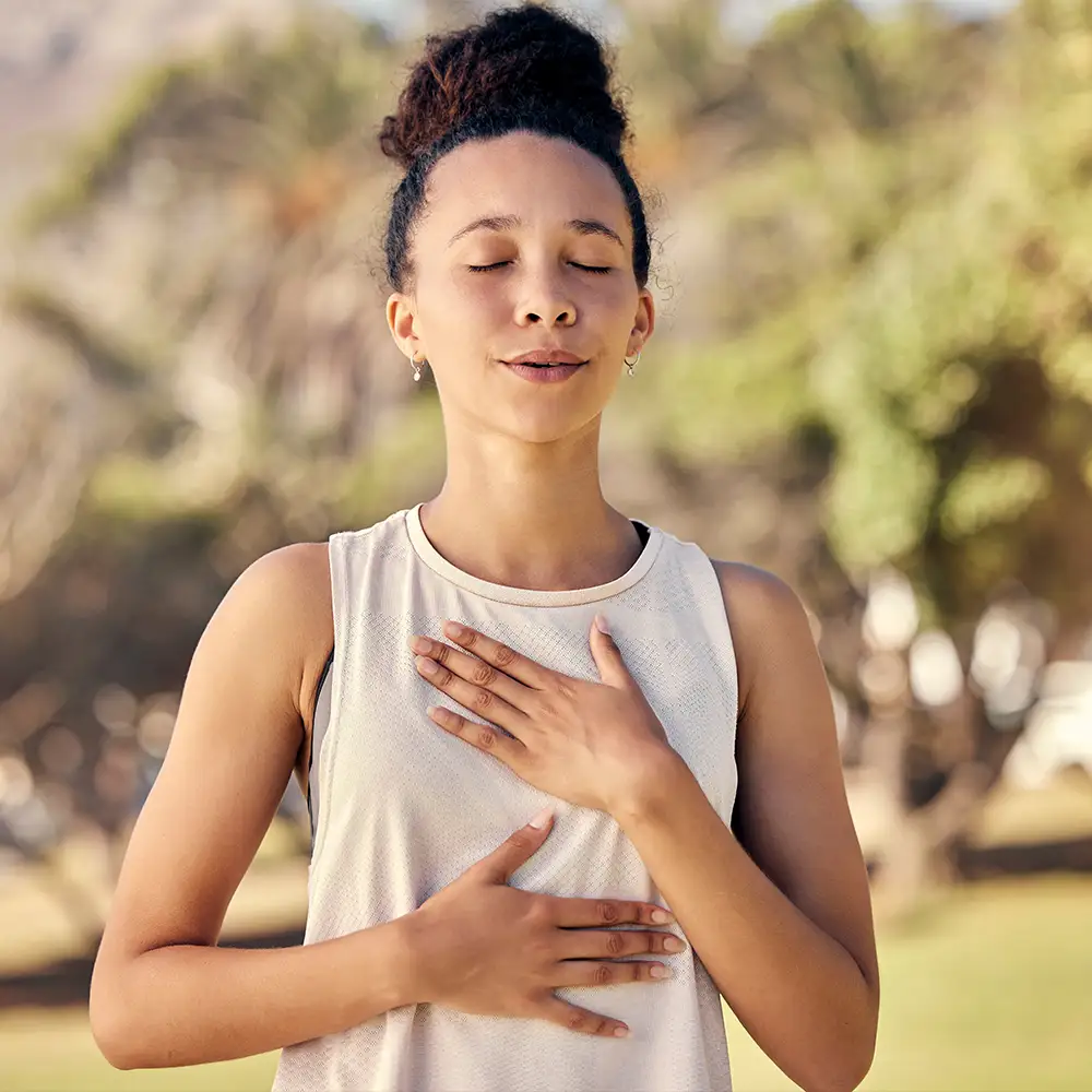Fitness, Frau und Yoga-Atmung entspannen für spirituelles Wohlbefinden, geistiges Wohlbefinden oder ruhige Bewegung in der Natur